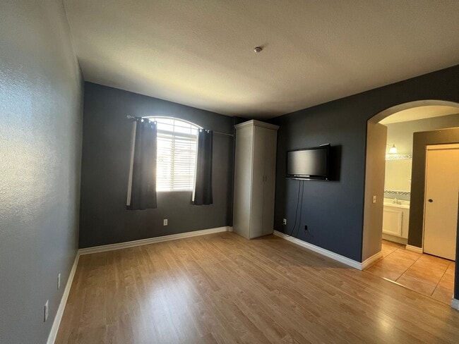 Building Photo - 3 Bed, 2.5 Bath Townhome in gated Park Lane Community