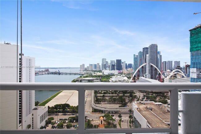 Primary Photo - 1717 N Bayshore Dr