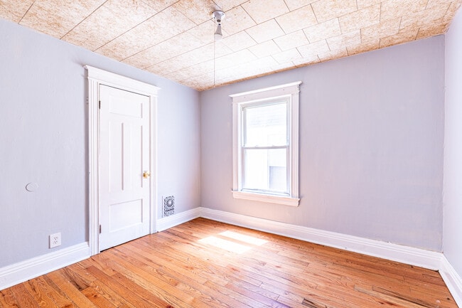 Building Photo - 734 Dewey Ave