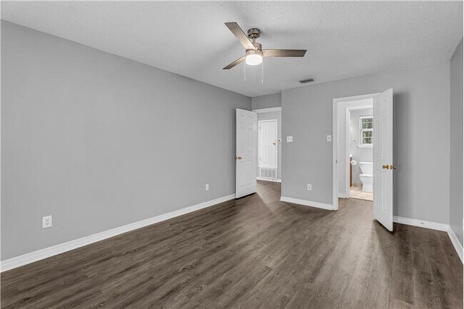 Building Photo - 68 Summer Oaks Dr