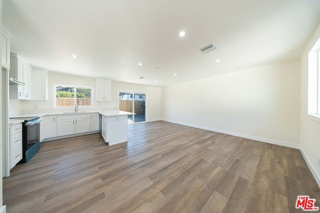Building Photo - 8430 Glenoaks Blvd