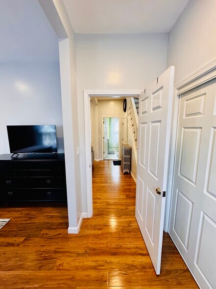 Building Photo - 28 Wabon St