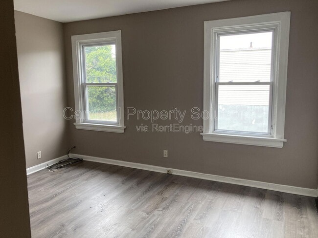 Building Photo - 3838 Llewellyn Ave