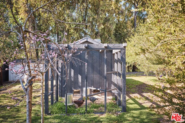 Building Photo - 6715 Fernhill Dr