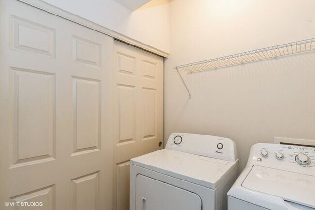 Building Photo - $2,100 | 3 Bedroom, 2 Bathroom Condo | No ...