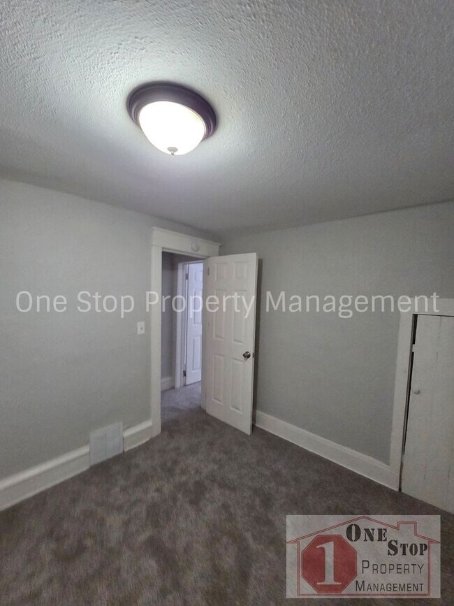 Building Photo - Spacious 3 bedroom/ 2 bathroom in Kansas City!