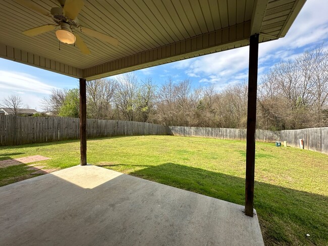 Building Photo - Gorgeous 3 bedroom 2 bath Brick Home with ...