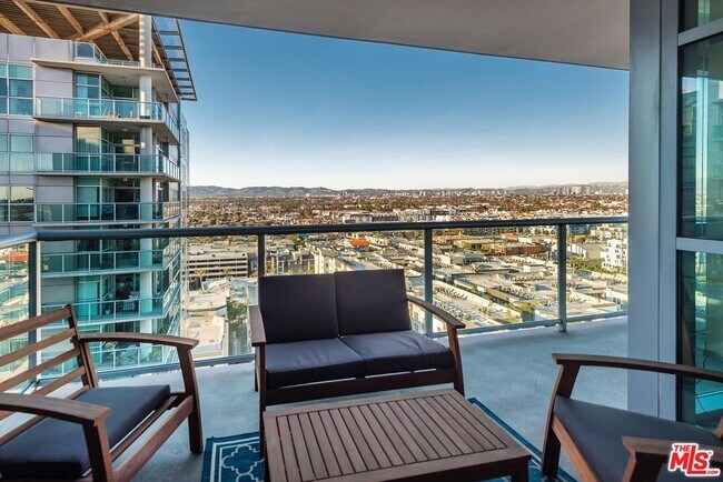 Building Photo - 13650 Marina Pointe Dr