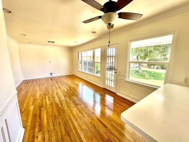 Building Photo - Single Family Home w/Backyard - 3 Bed/1 Bath