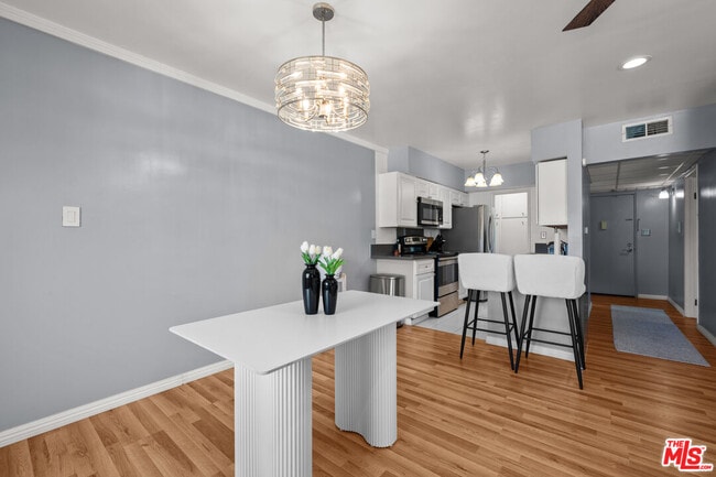 Building Photo - 12801 Moorpark St