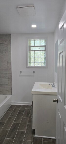 Building Photo - 145 N 21st Ave