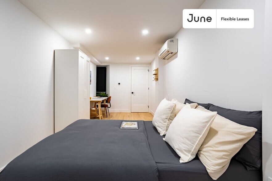 Building Photo - Trendy ROOM at The Central Park Manhattan House