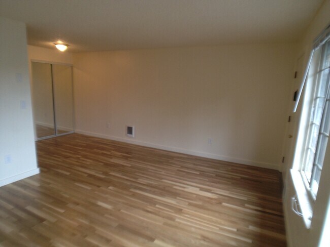 Building Photo - 729 SE 29th Ave