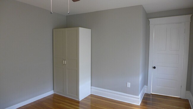 Building Photo - 136 Elgin Ave