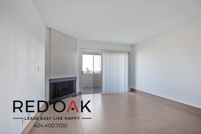 Building Photo - Spacious and Bright One-Bedroom with Priva...