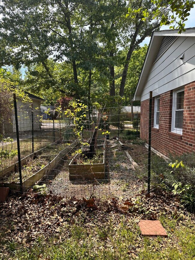 Building Photo - Charming 3 bed 2 bath ranch with fenced yard  available 6/5/2026!