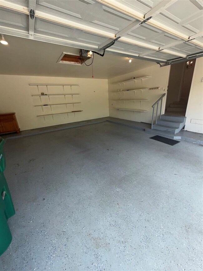 Building Photo - 611 Rolling Green Dr