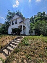 Building Photo - 932 Crescent St NE