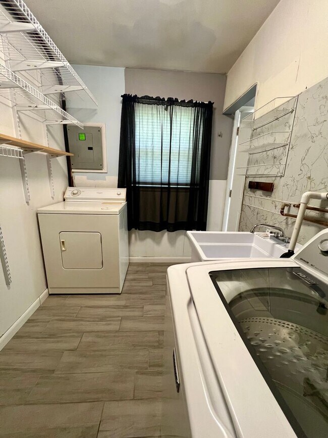 Building Photo - 3-Bedroom Single Family Home in Bristol! A...
