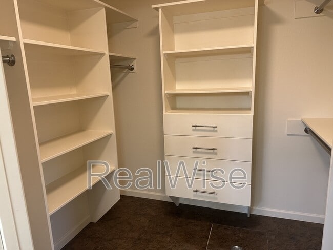 Building Photo - 1267 SW Ironwood Dr