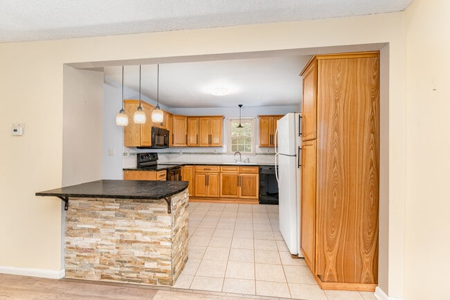 Building Photo - 7831 Summerfield Rd