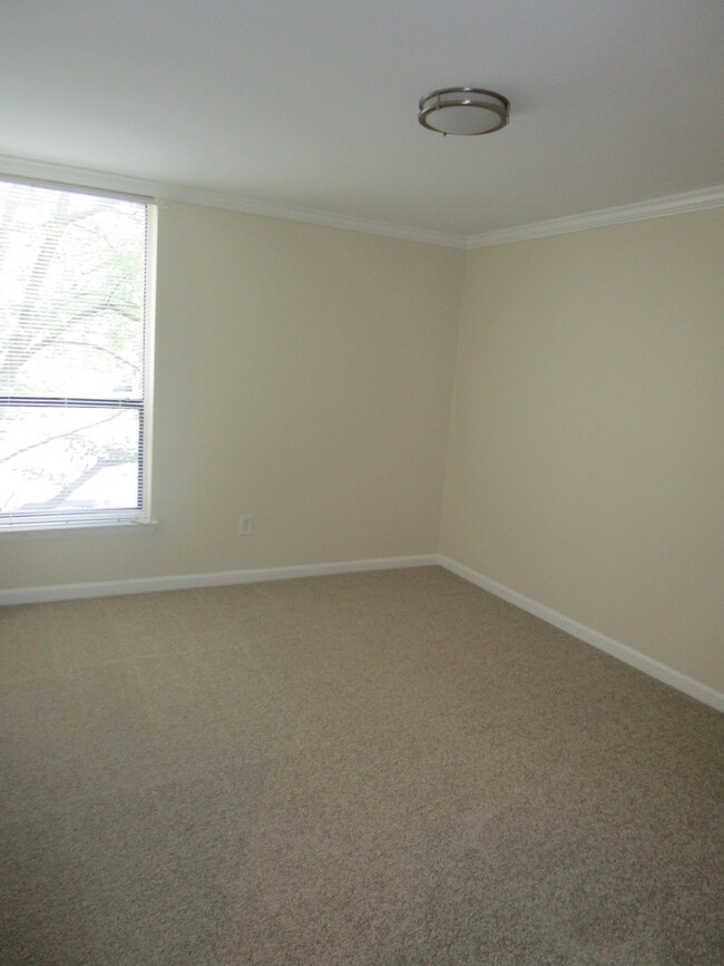 Building Photo - Updated 2 Bedroom Lower Level Condo in Tem...