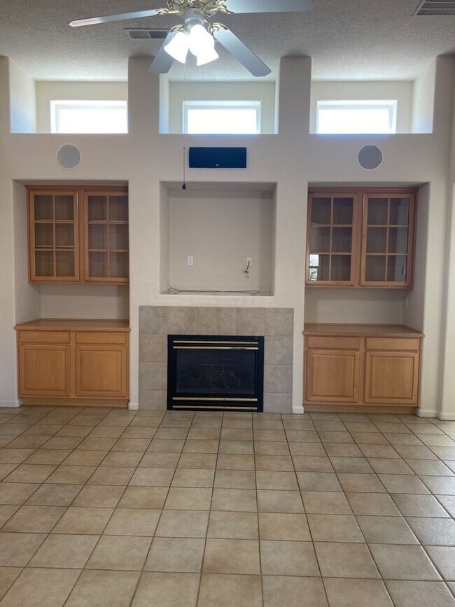 Building Photo - Beautiful 4 bedroom 3.75 bath in gated com...