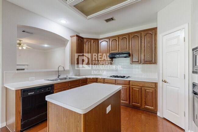 Building Photo - Elegant 5-Bedroom Home for Rent in Prime C...