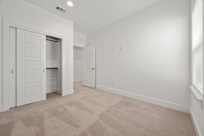 Building Photo - 215 San Salvador Ave