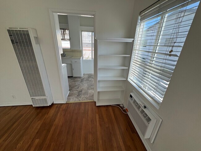 Building Photo - 9217 Alcott St