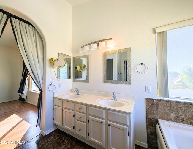 Building Photo - 242 S Sycamore Pl