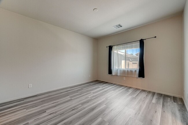 Building Photo - Adorable three bedroom in incredible SW location! Solar panels!