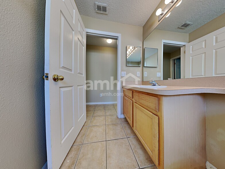 Building Photo - 2041 Ancient Oak Dr