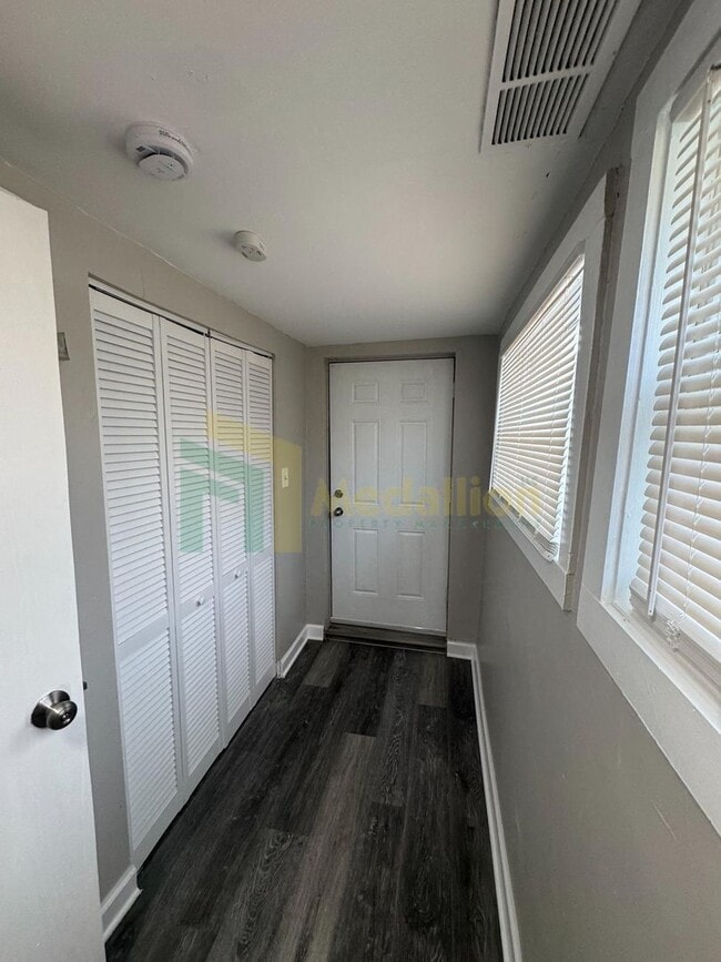 Building Photo - Beautifully Remodeled 4BR/2BA Home with Sp...