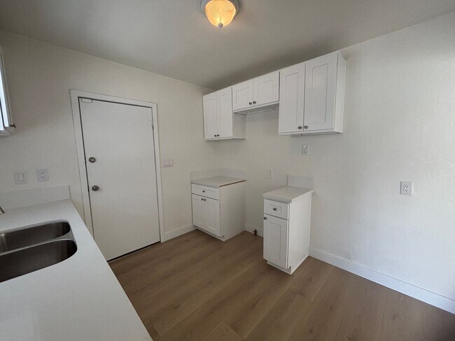Building Photo - Remodeled 3 bedroom 2 bath Single Story Ho...