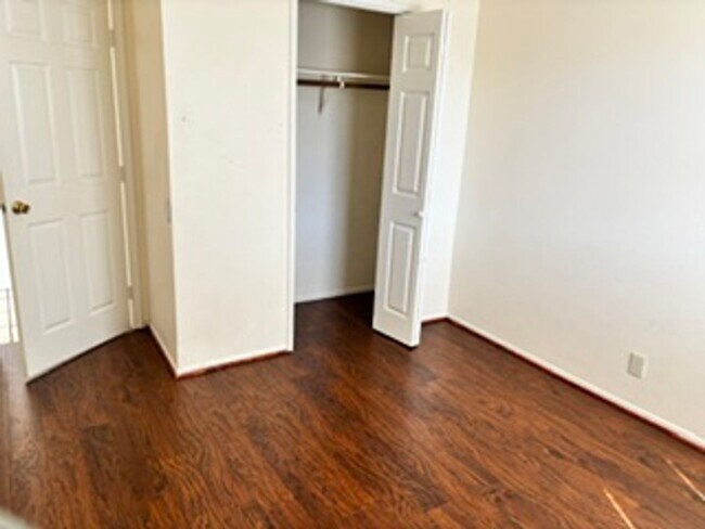 Building Photo - 808 Kelton St