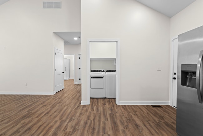 Building Photo - Incredible 2 bedroom 1 bathroom Duplex!