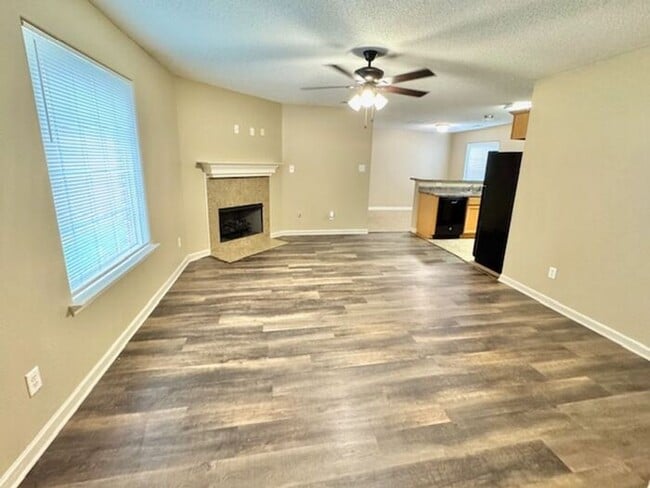 Building Photo - Move In Special! Check Out This 3 Bedroom ...
