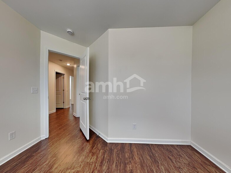 Building Photo - 230 Dogwood Cir