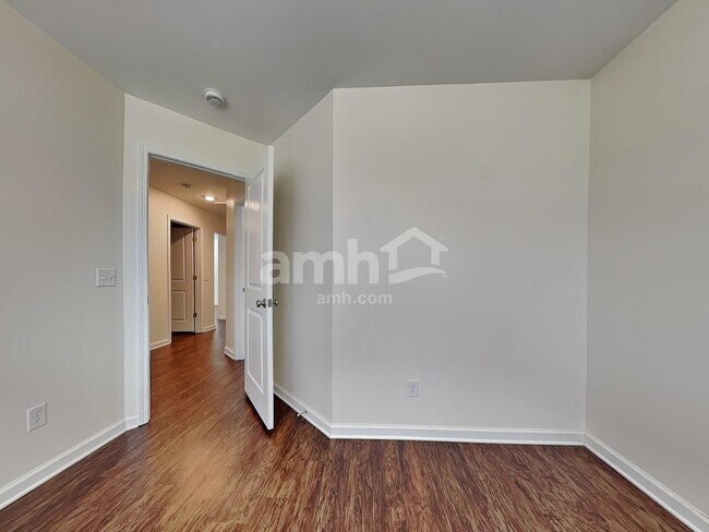 Building Photo - 330 Crabapple Cir