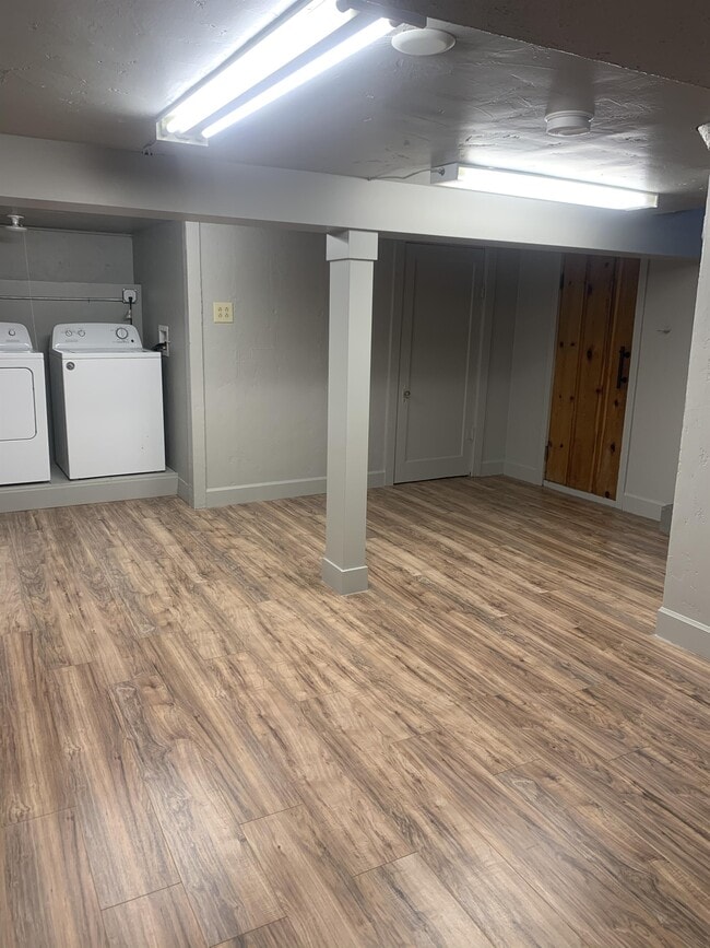 Building Photo - 639 NW Elm Ave