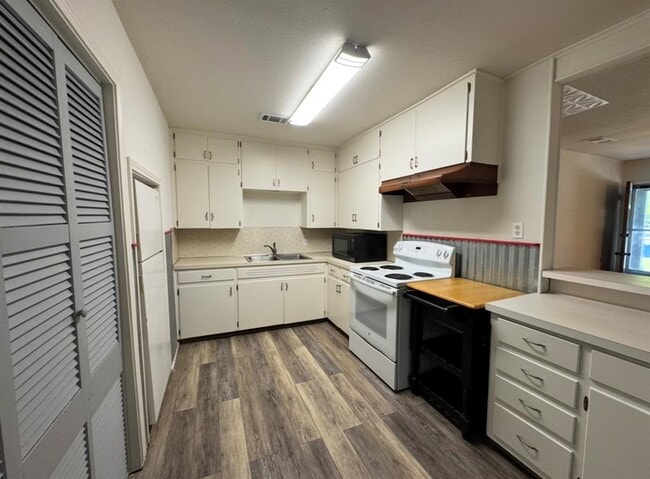 Building Photo - 406 Swanee Dr