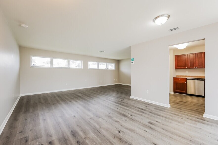 Building Photo - 502 Leeland Heights Blvd E