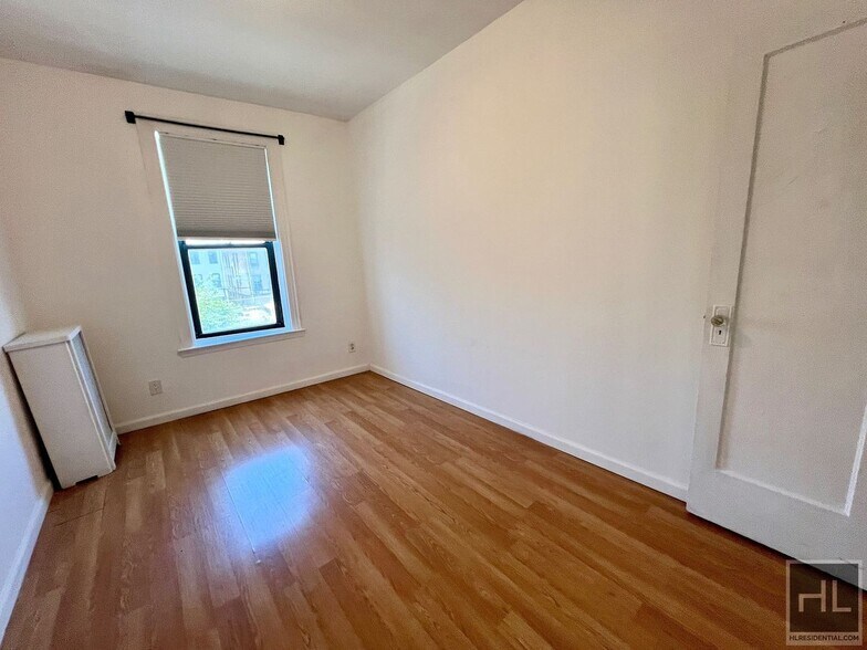Building Photo - 2-Bedroom 1-Bathroom in an amazing Astoria  Location
