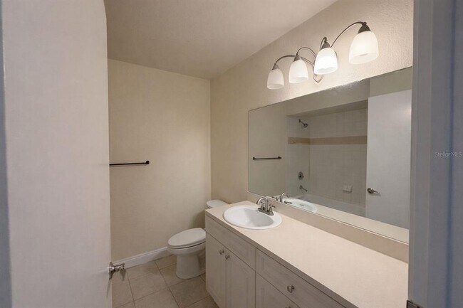 Building Photo - 1908 Lake Atriums Cir