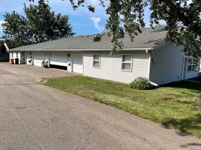 Building Photo - 3413 Oak Knoll Dr