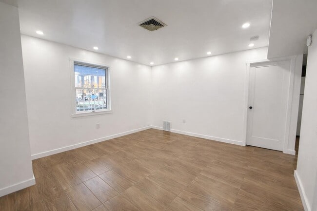 Building Photo - 87 Merseles St