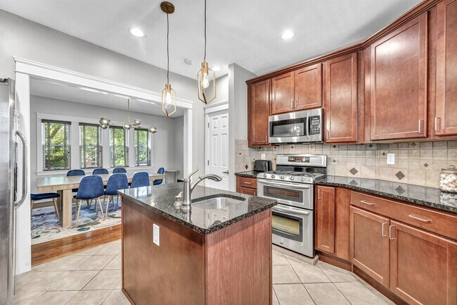 Building Photo - 1501 E 105th St