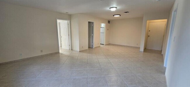 Building Photo - 105 S Riverside Dr