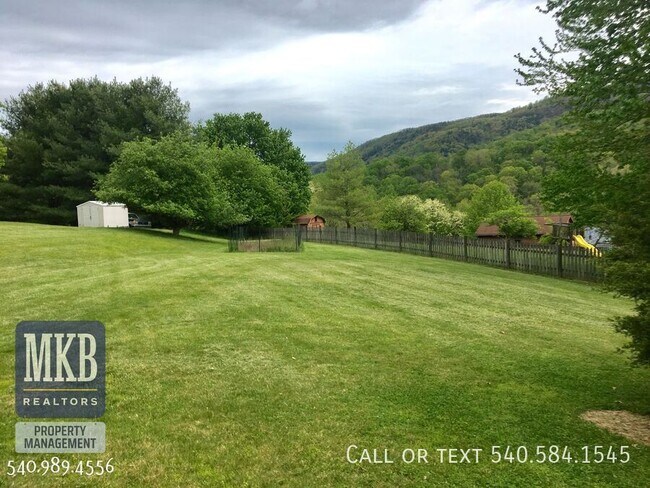 Building Photo - 7847 Forest Edge Dr